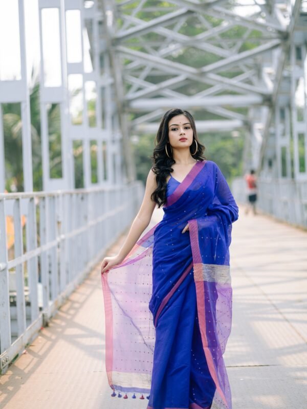 The aqua blue pure matka with a contrast baby pink & beige ghicha pallu with whole body sequence work